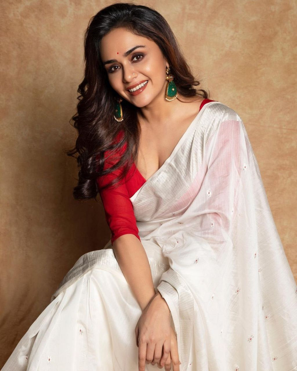 Elegant White Cotton Silk Saree with Light Zari Highlights