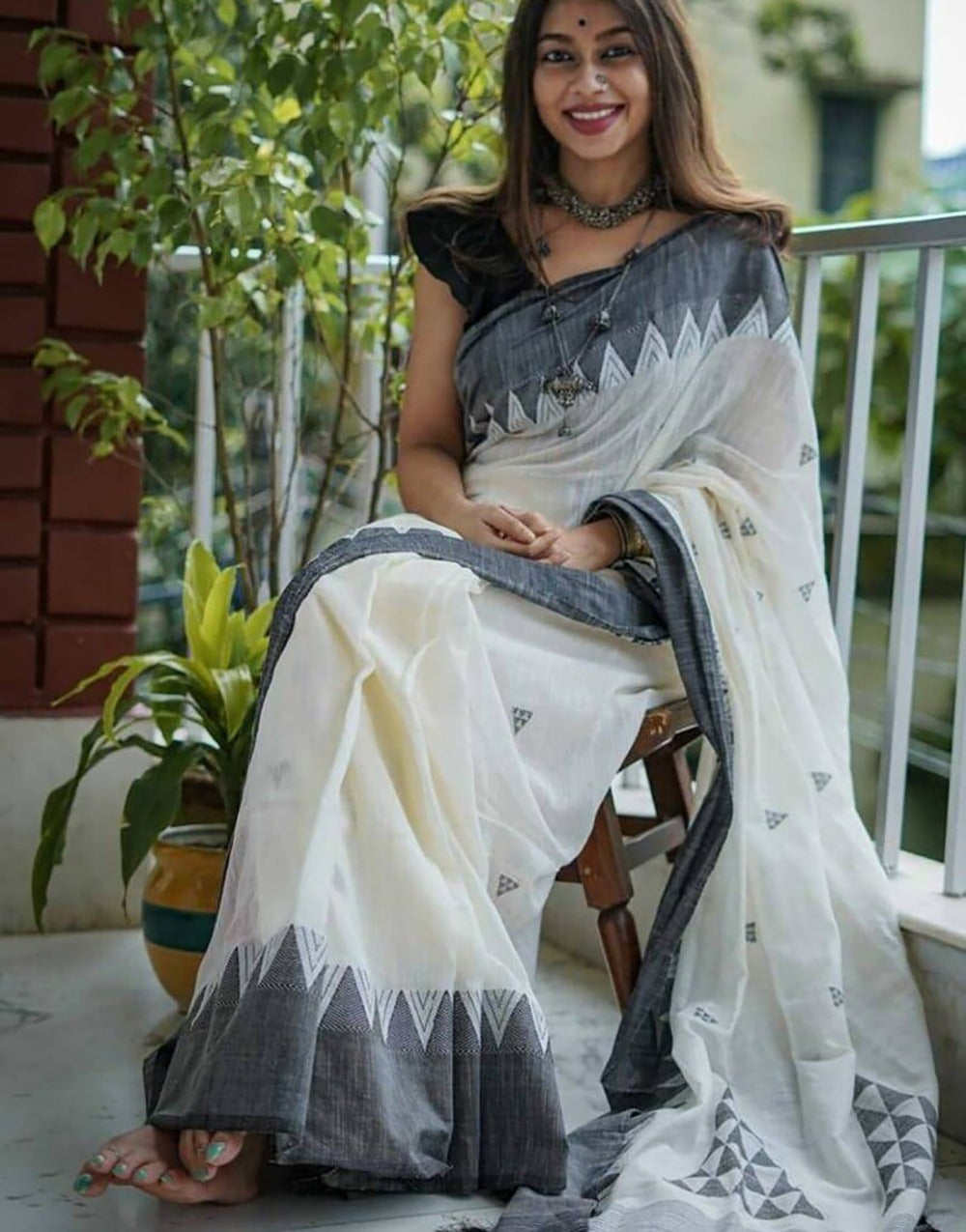 Shanvika Black & White Handloom Cotton Saree