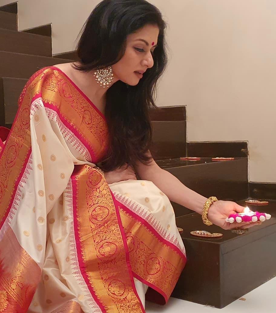 Abhisha – Beige Soft Banarasi Silk Saree with Jacquard Weaving